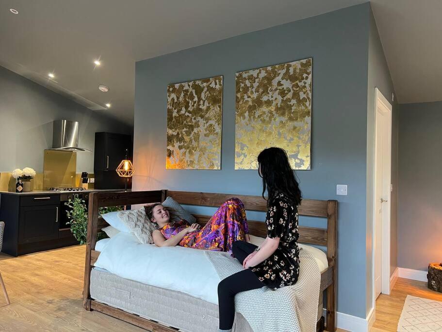 Luxury Lodge In The Treetops Llanbrynmair Esterno foto