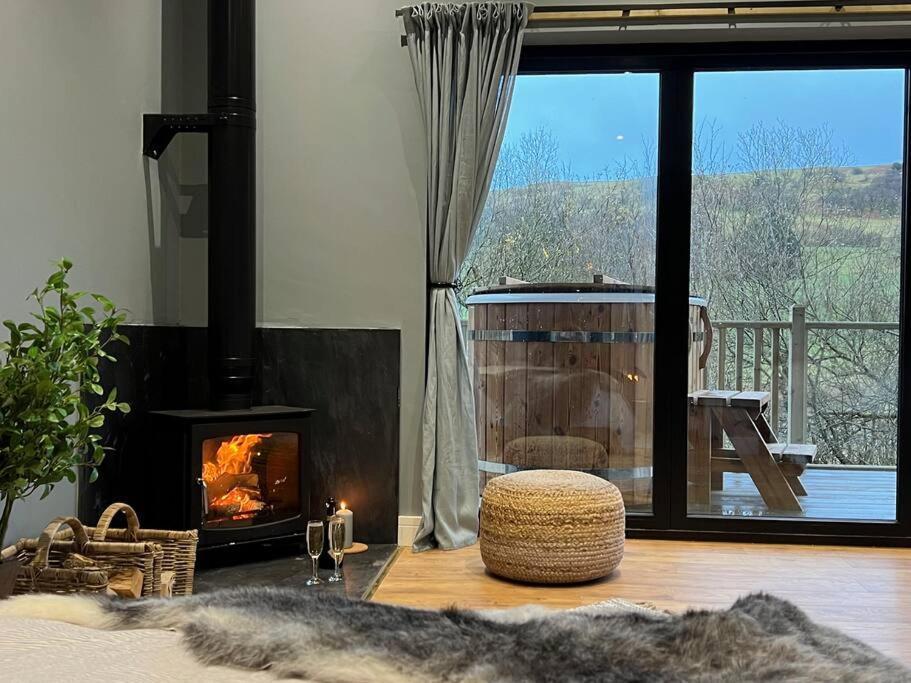 Luxury Lodge In The Treetops Llanbrynmair Esterno foto