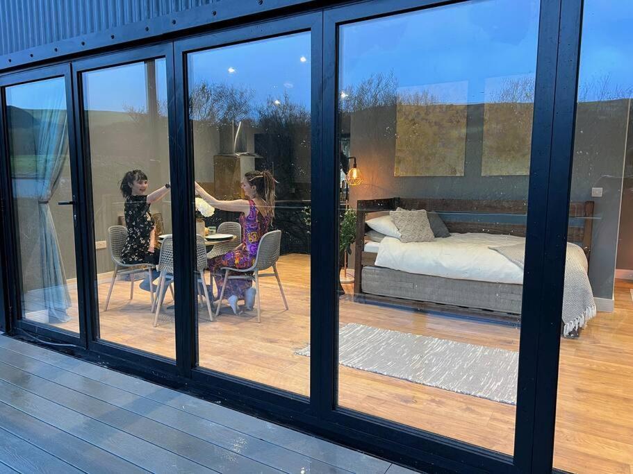 Luxury Lodge In The Treetops Llanbrynmair Esterno foto