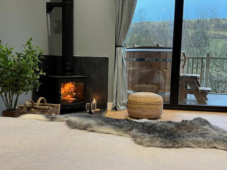 Luxury Lodge In The Treetops Llanbrynmair Esterno foto