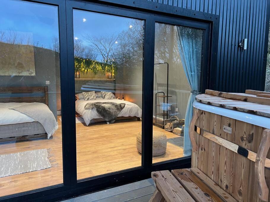 Luxury Lodge In The Treetops Llanbrynmair Esterno foto