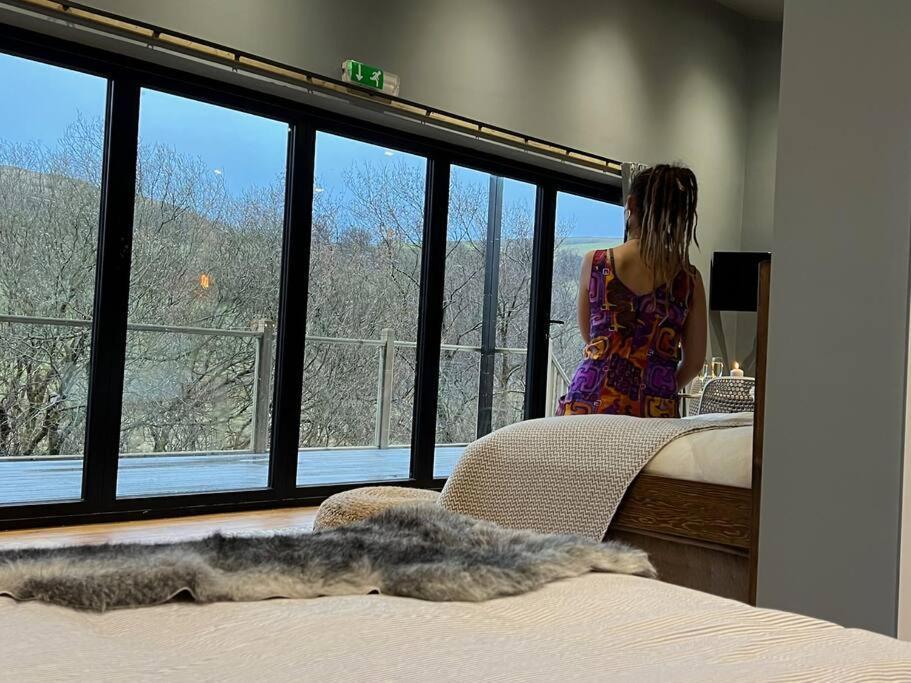 Luxury Lodge In The Treetops Llanbrynmair Esterno foto