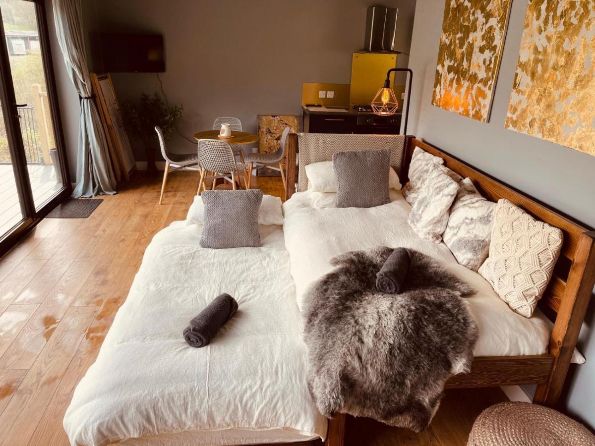 Luxury Lodge In The Treetops Llanbrynmair Esterno foto